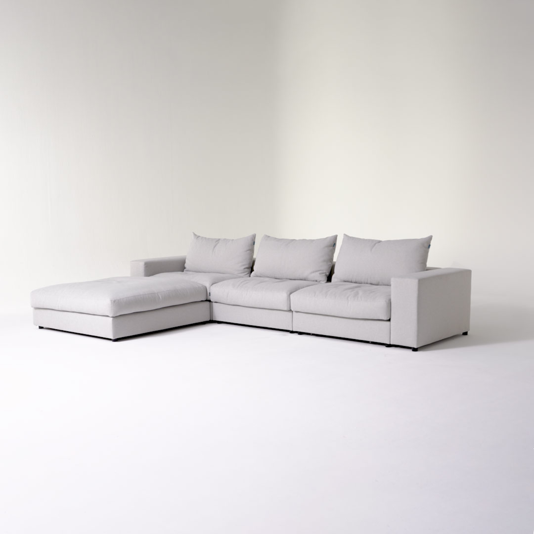 Dreisitzer Sofa FLAYR in grau in L-Form von MYCS