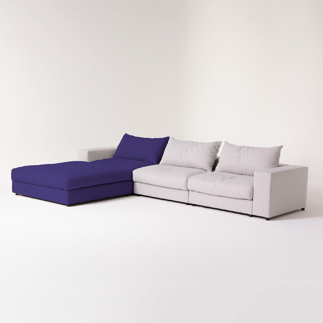 Dreisitzer Sofa FLAYR in grau und lila mit Recamiere von MYCS