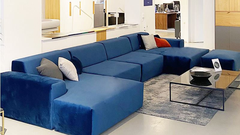 MYCS Showroom Stuttgart blaues Samt Sofa